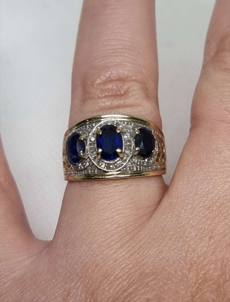 "PROMISE" CORNFLOWER "BLUE SAPPHIRE" 9CT "DESIGNER" Yellow Gold Dress Ring. Genuine Gold.)