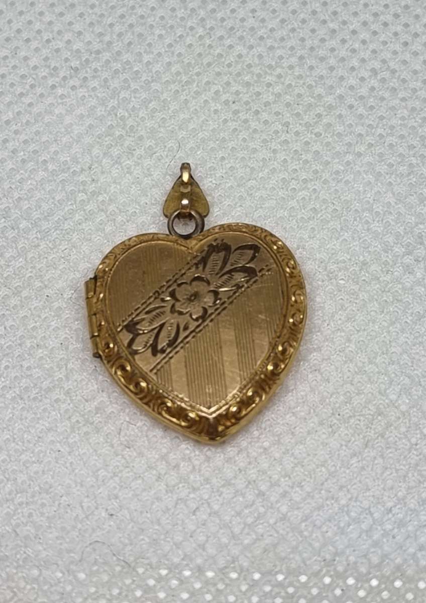 "Floral Design" 9CT Yellow Gold Locket Pendant.( Genuine Gold. )