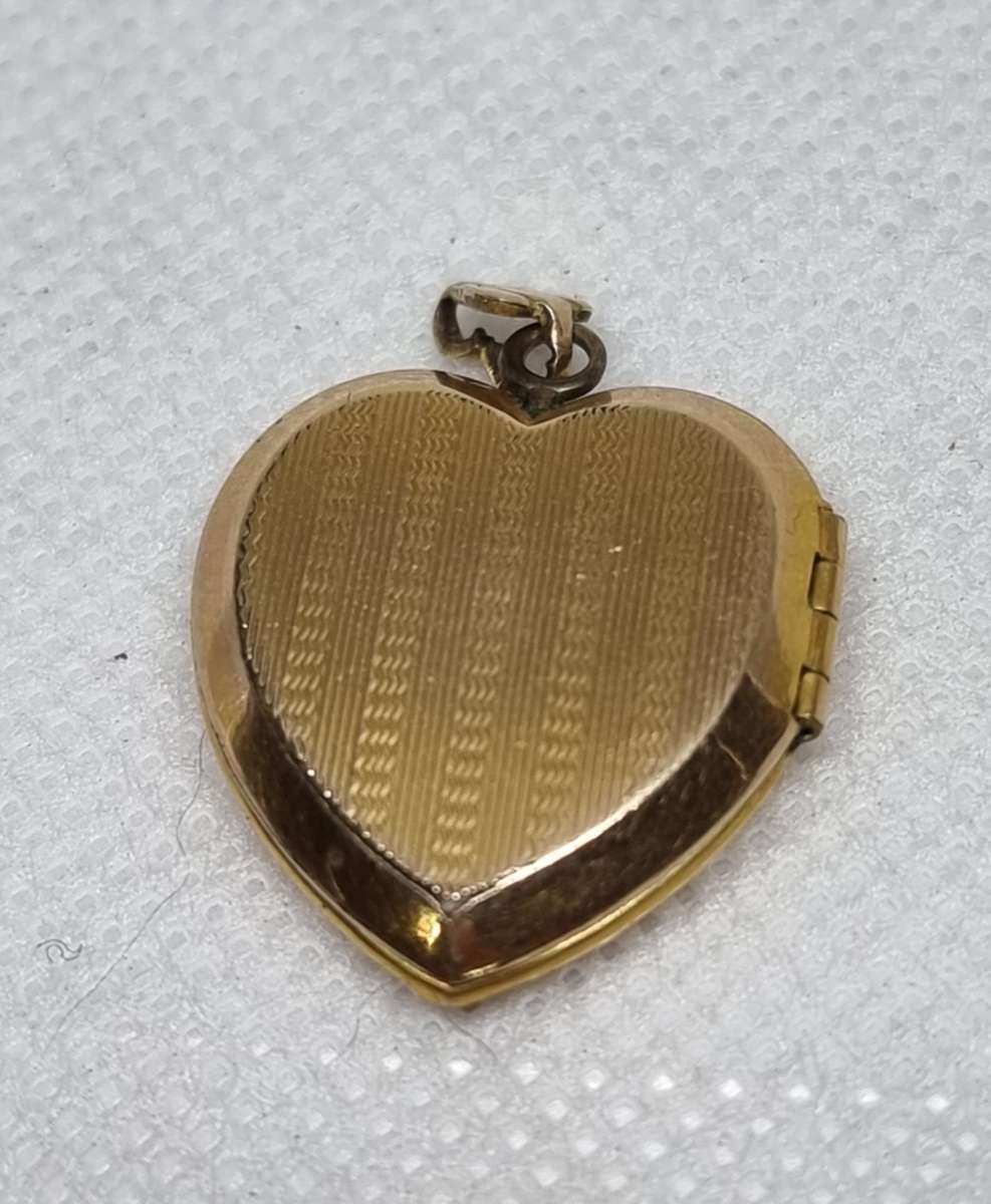 "Floral Design" 9CT Yellow Gold Locket Pendant.( Genuine Gold. )