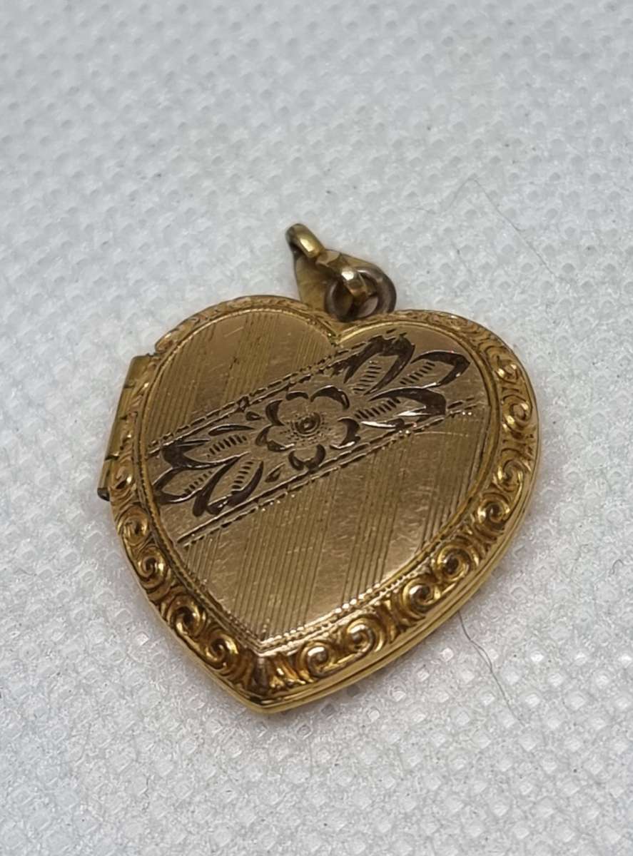 "Floral Design" 9CT Yellow Gold Locket Pendant.( Genuine Gold. )