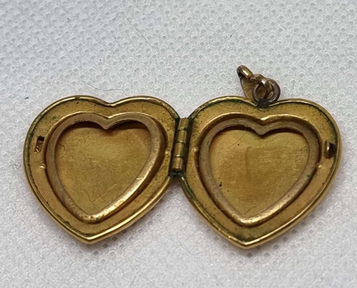 "Floral Design" 9CT Yellow Gold Locket Pendant.( Genuine Gold. )