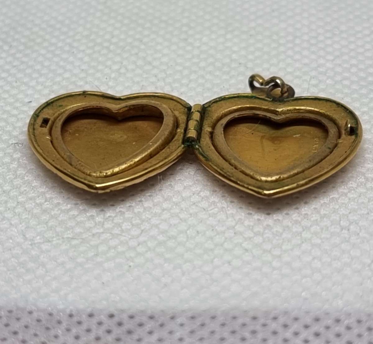 "Floral Design" 9CT Yellow Gold Locket Pendant.( Genuine Gold. )