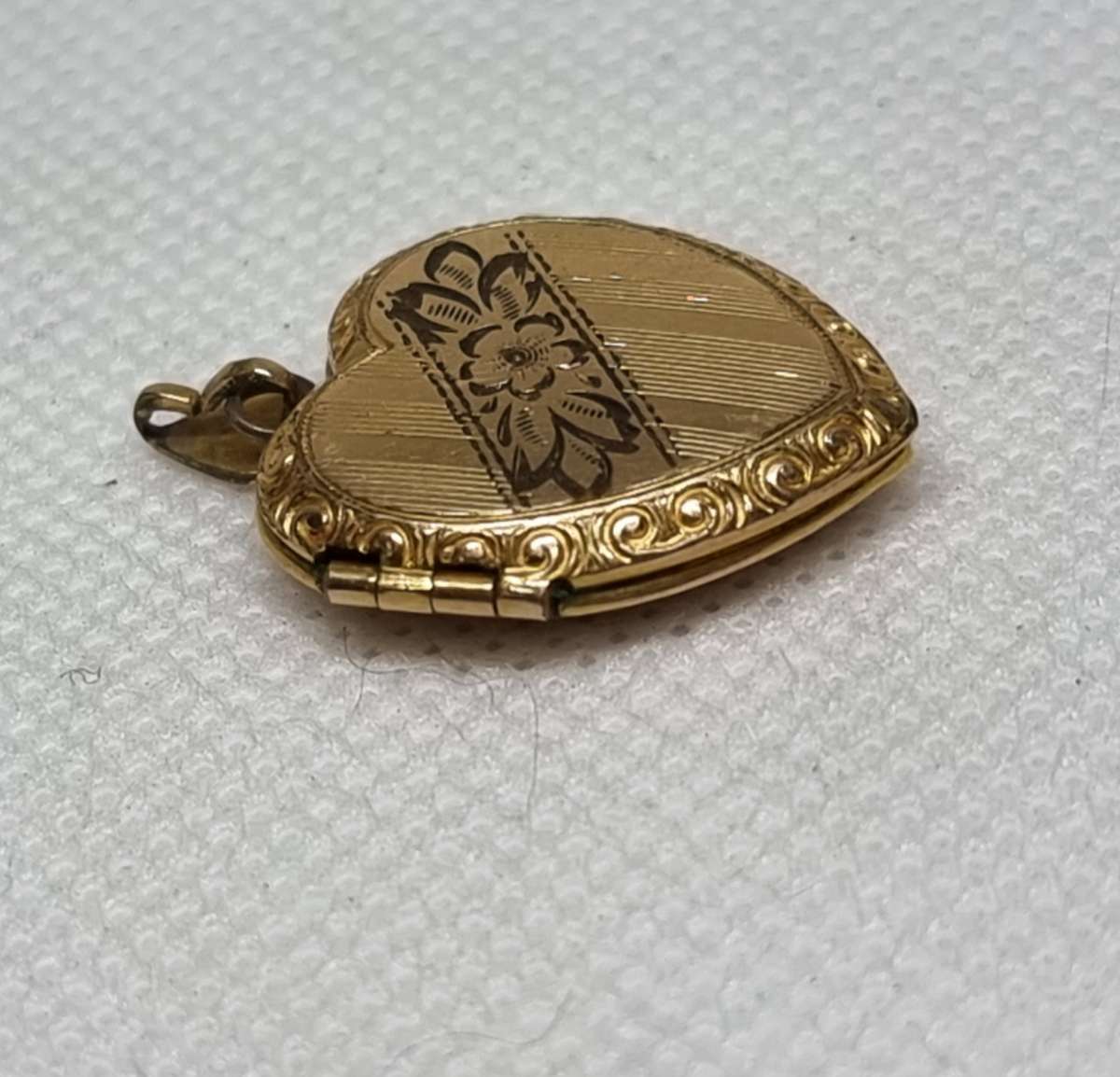 "Floral Design" 9CT Yellow Gold Locket Pendant.( Genuine Gold. )