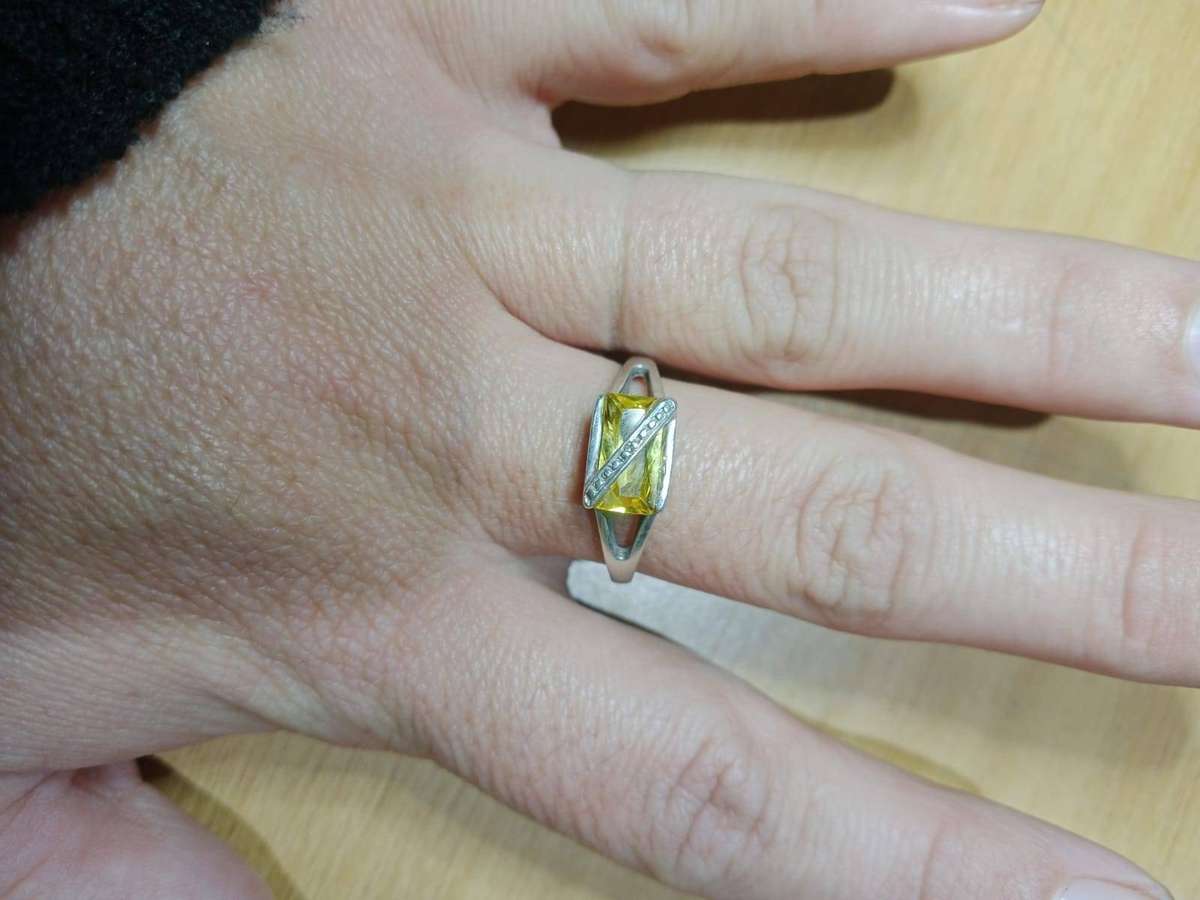 Elegant silver with a vibrant yellow stone ring