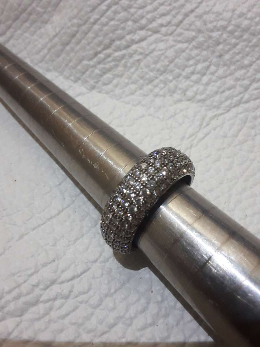 Very Beautiful .925 Silver Ladies ring stones all round 5.8gr