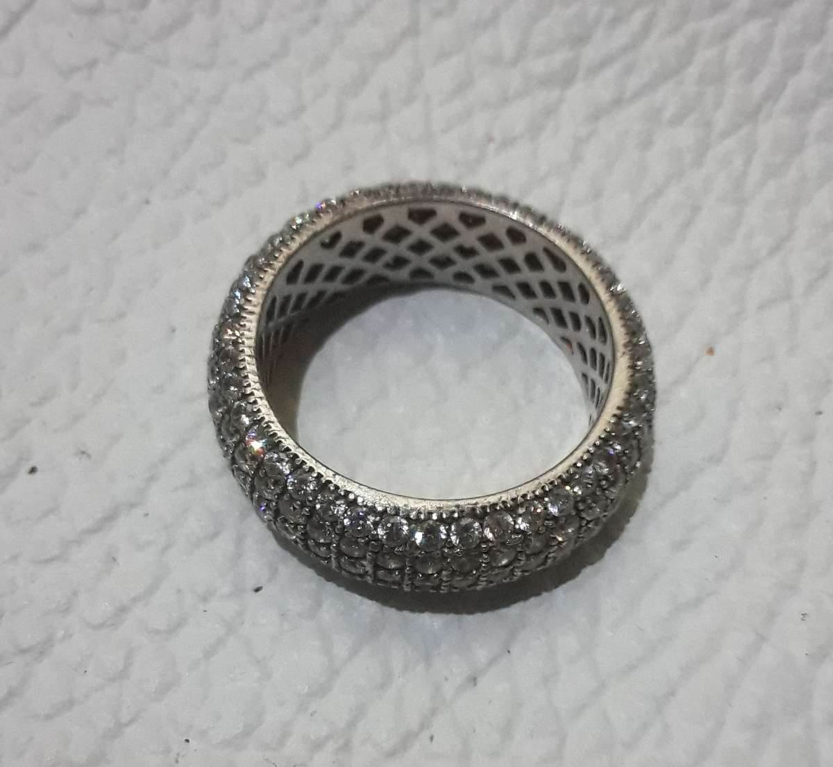 Very Beautiful .925 Silver Ladies ring stones all round 5.8gr