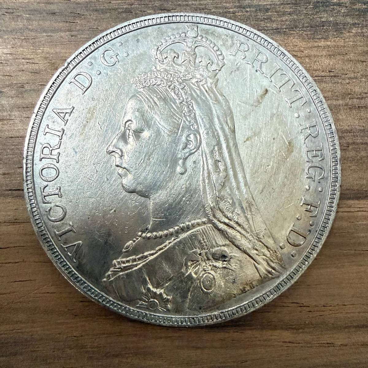 1889 Sterling Silver 1 Ounce Crown *** Queen Victoria 1 Pound Sterling *** highly collectable