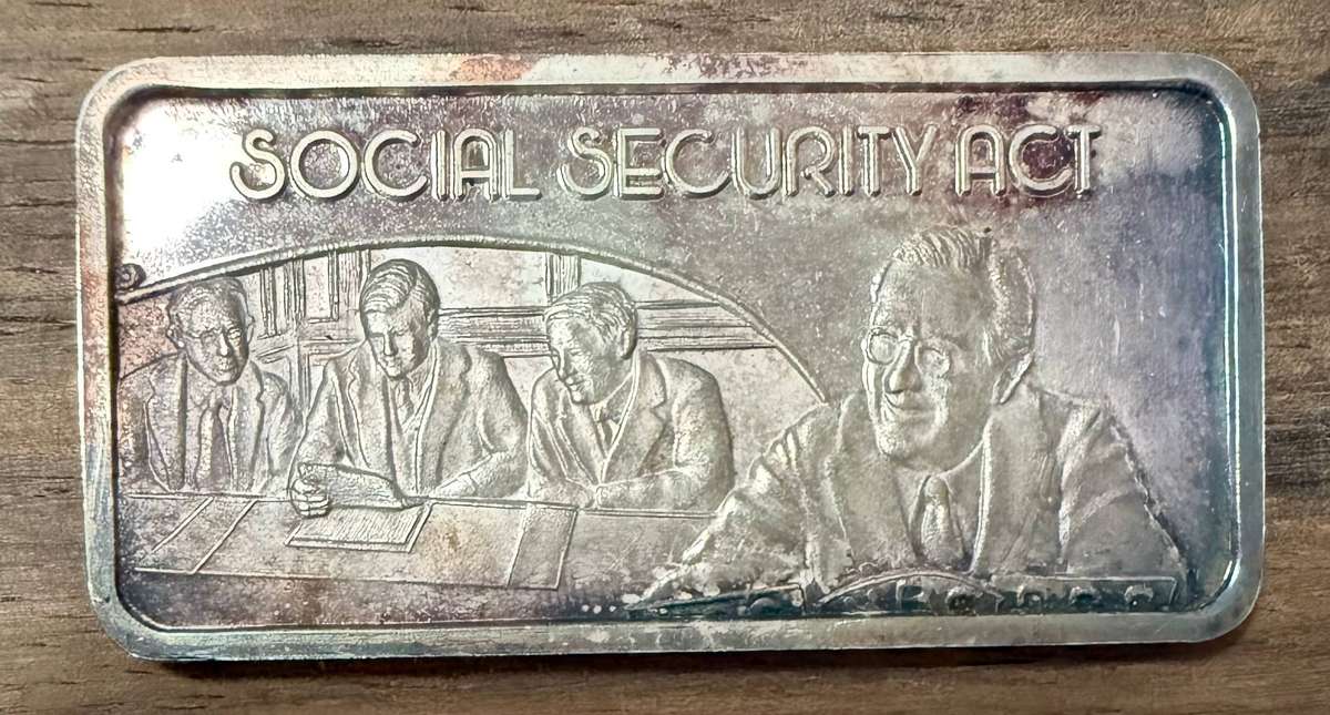 Fine Silver One Troy Ounce .999 - 1975 Hamilton Mint - Social Security Act -Highly collectable