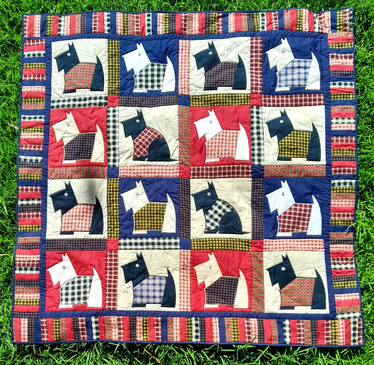 Large handmade Scotty dog themed quilt in immaculate condition 138cm X 138cm