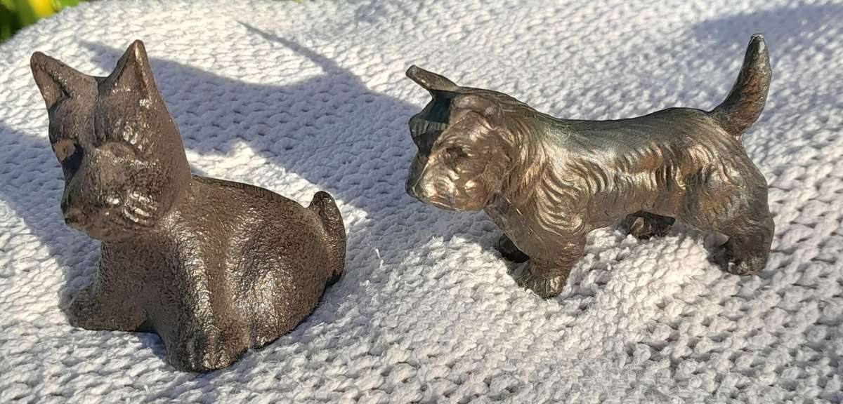 2 x Cast metal Scottish Terrier ornaments for 1 bid