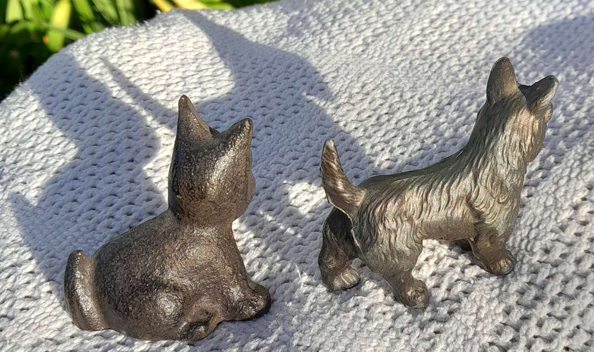 2 x Cast metal Scottish Terrier ornaments for 1 bid