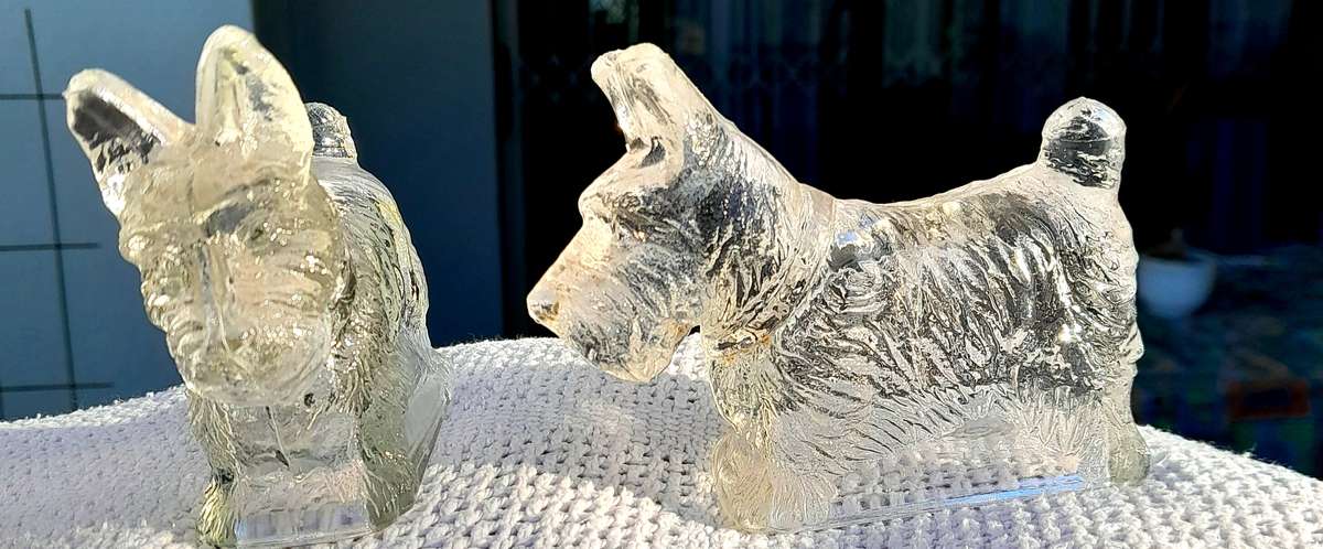 2 x Pressed glass Scottish Terrier ornaments for 1 bid