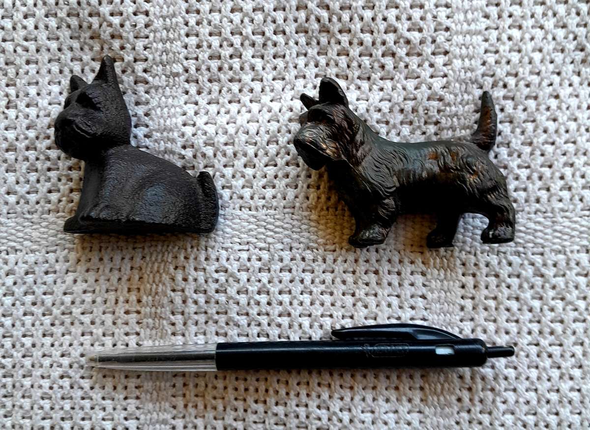 2 x Cast metal Scottish Terrier ornaments for 1 bid