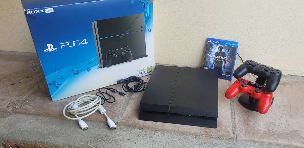 PS4 Console 500Gb 2 Controlls Immaculate