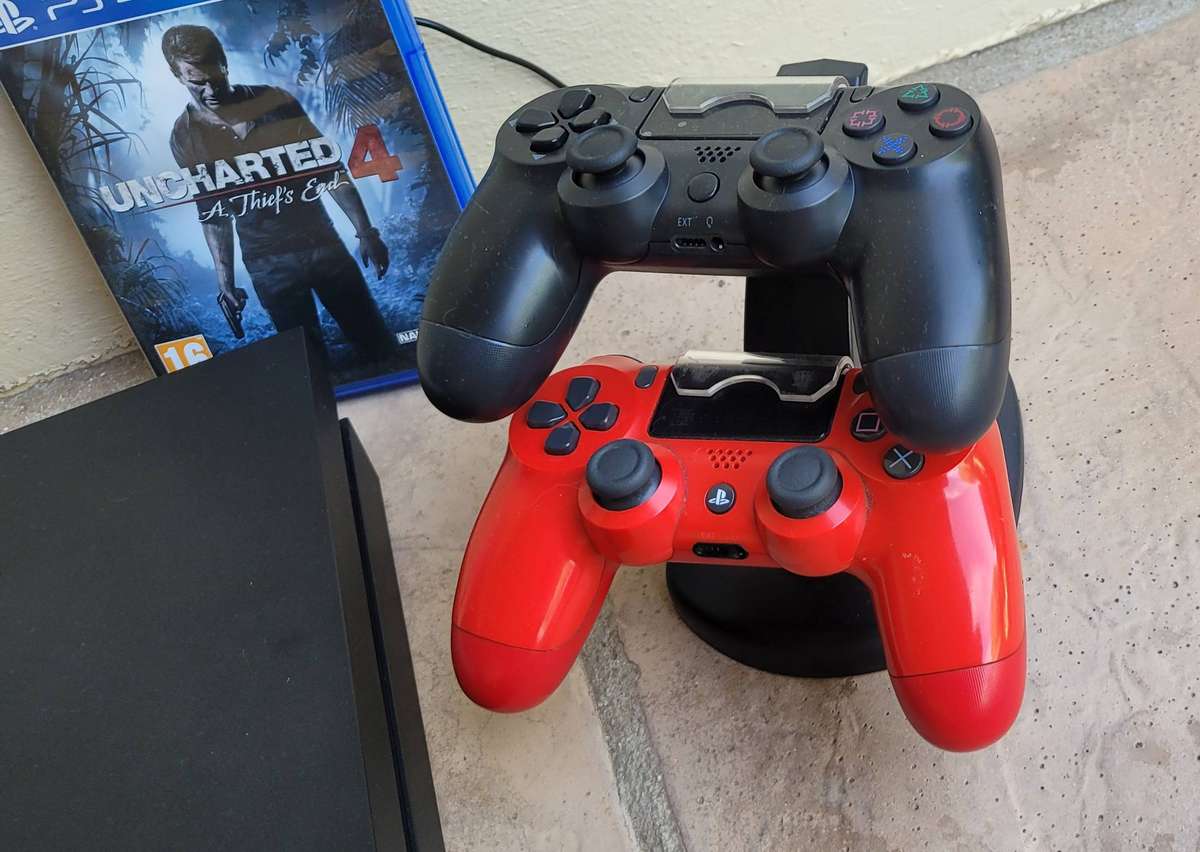 PS4 Console 500Gb 2 Controlls Immaculate