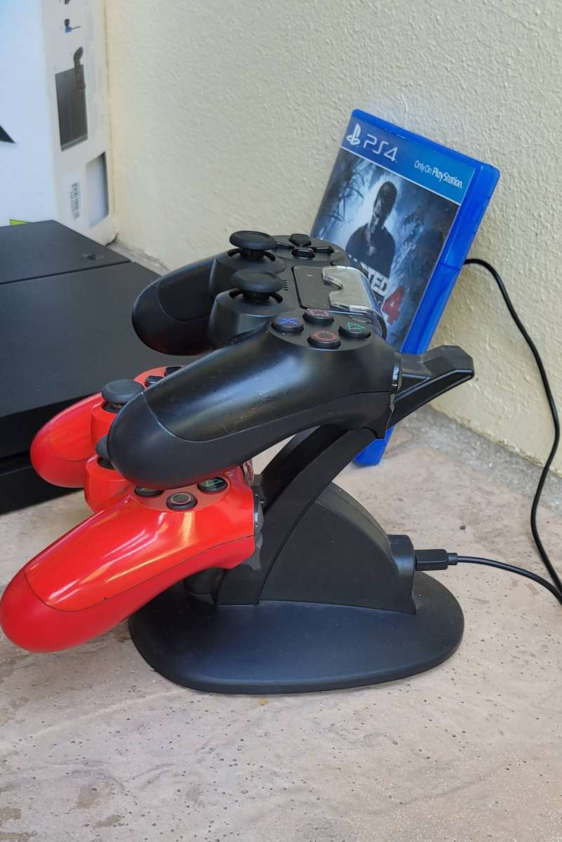 PS4 Console 500Gb 2 Controlls Immaculate