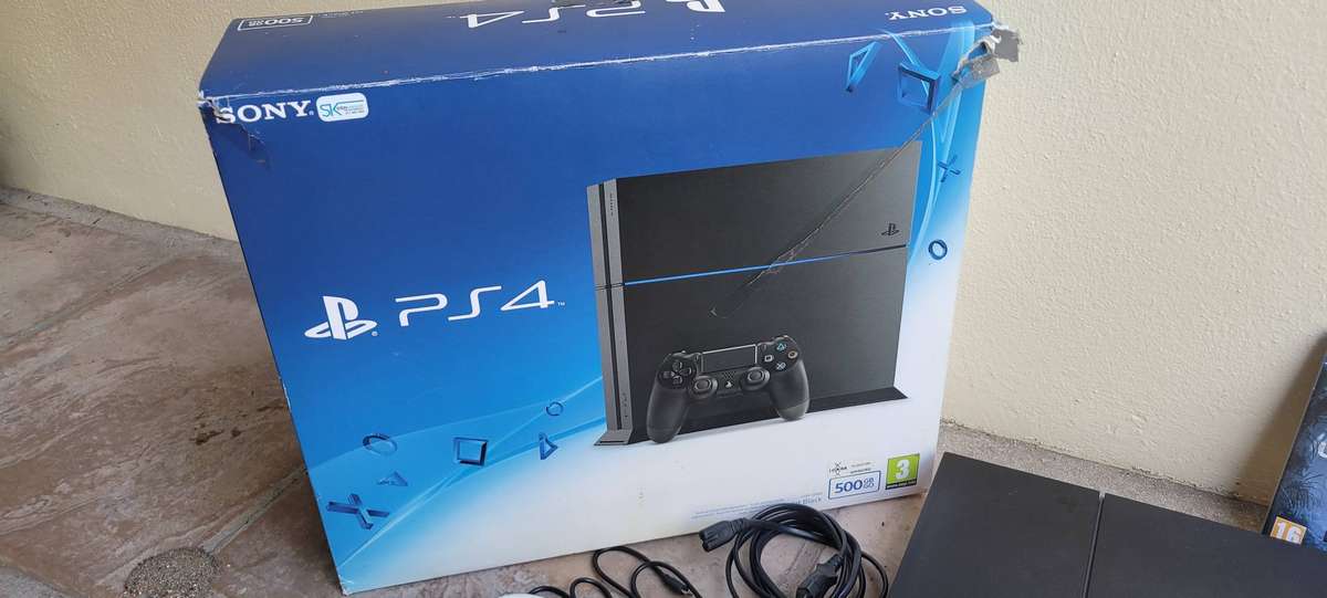 PS4 Console 500Gb 2 Controlls Immaculate