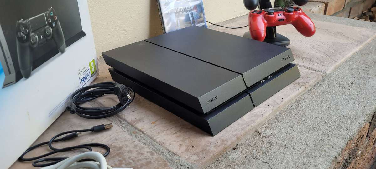 PS4 Console 500Gb 2 Controlls Immaculate