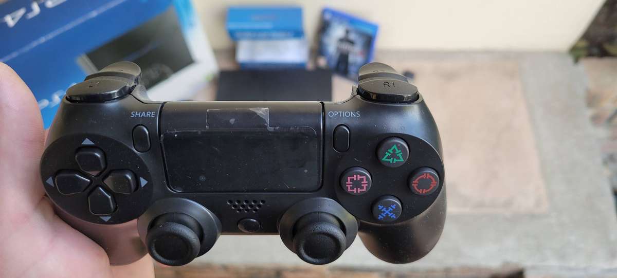 PS4 Console 500Gb 2 Controlls Immaculate