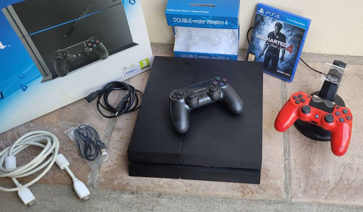 PS4 Console 500Gb 2 Controlls Immaculate