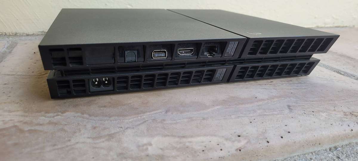 PS4 Console 500Gb 2 Controlls Immaculate