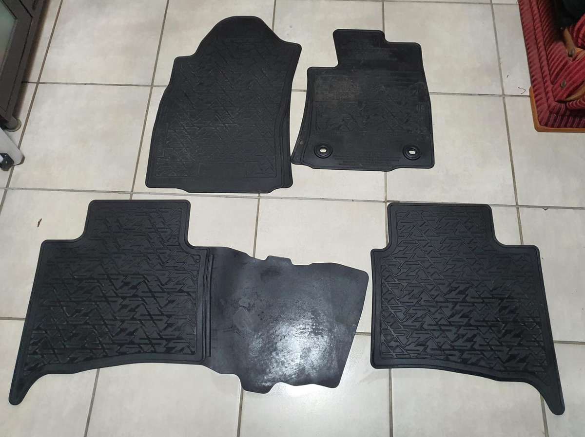 Hilux/Fortuner Rubber Mat Set