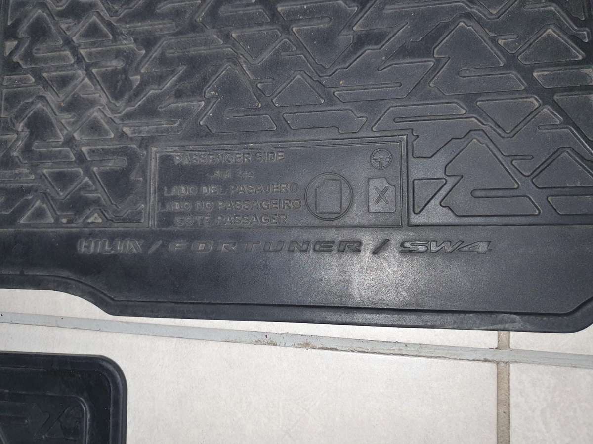 Hilux/Fortuner Rubber Mat Set