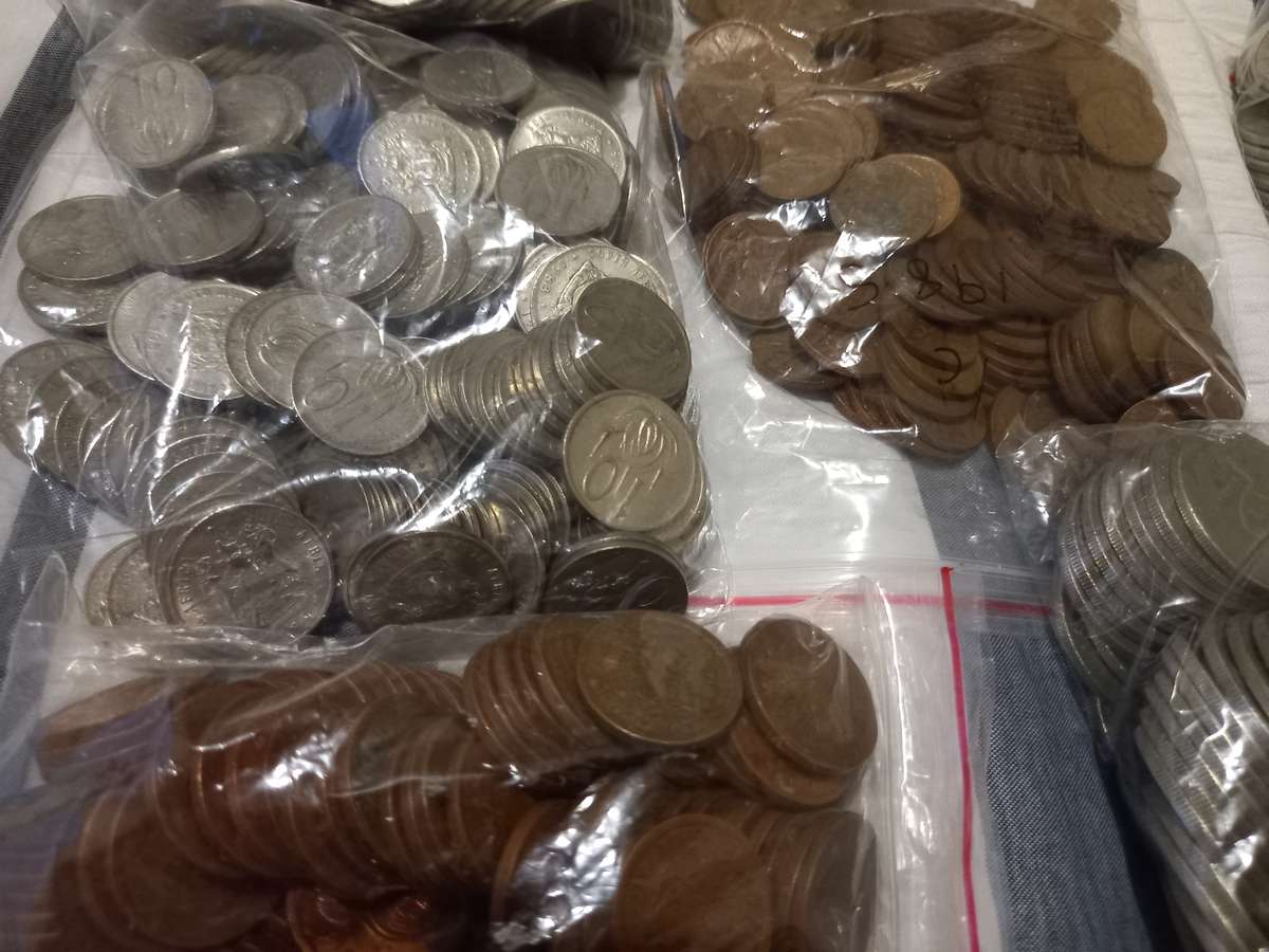 HUGE LOT OF 2ND AND 3RD DECIMAL COINS. 2760 COINS IN TOTAL. BID PER COIN TO TAKE ALL. PLS READ.
