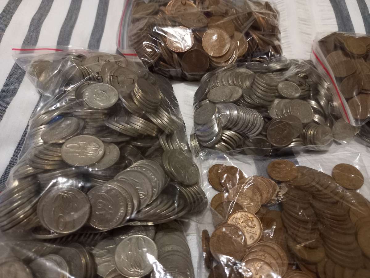 HUGE LOT OF 2ND AND 3RD DECIMAL COINS. 2760 COINS IN TOTAL. BID PER COIN TO TAKE ALL. PLS READ.