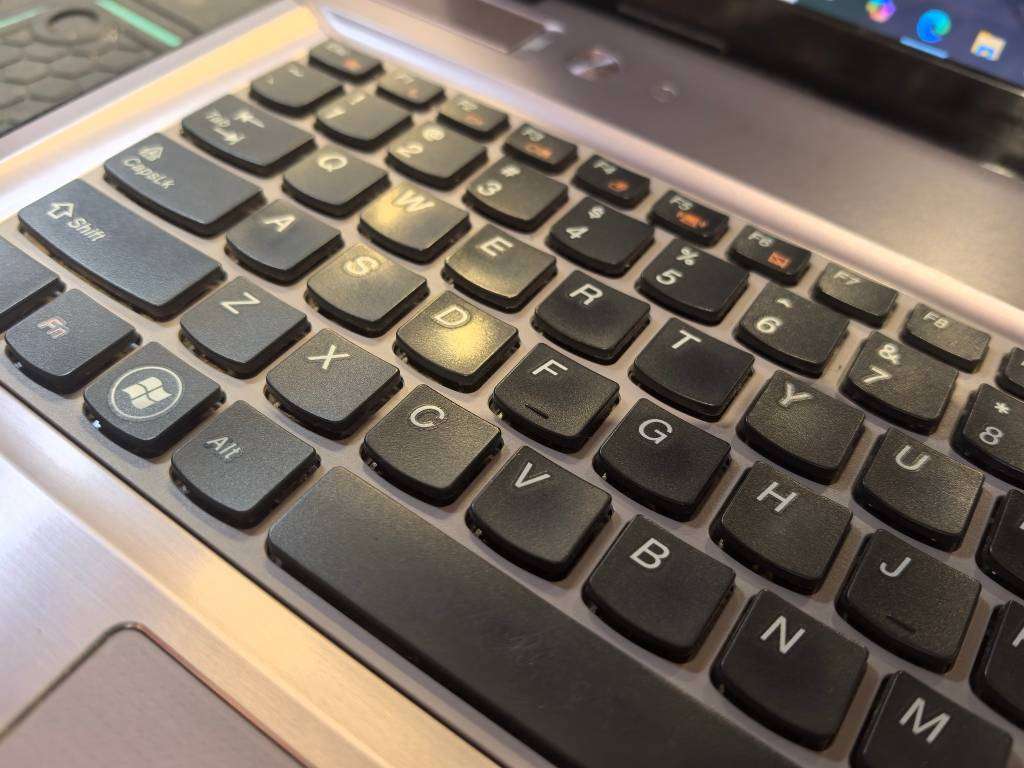 LENOVO IDEAPAD Y700, i7-2670QM QUAD CORE, 8GB RAM, 256GB SSD, NVIDIA GEFORCE GT555