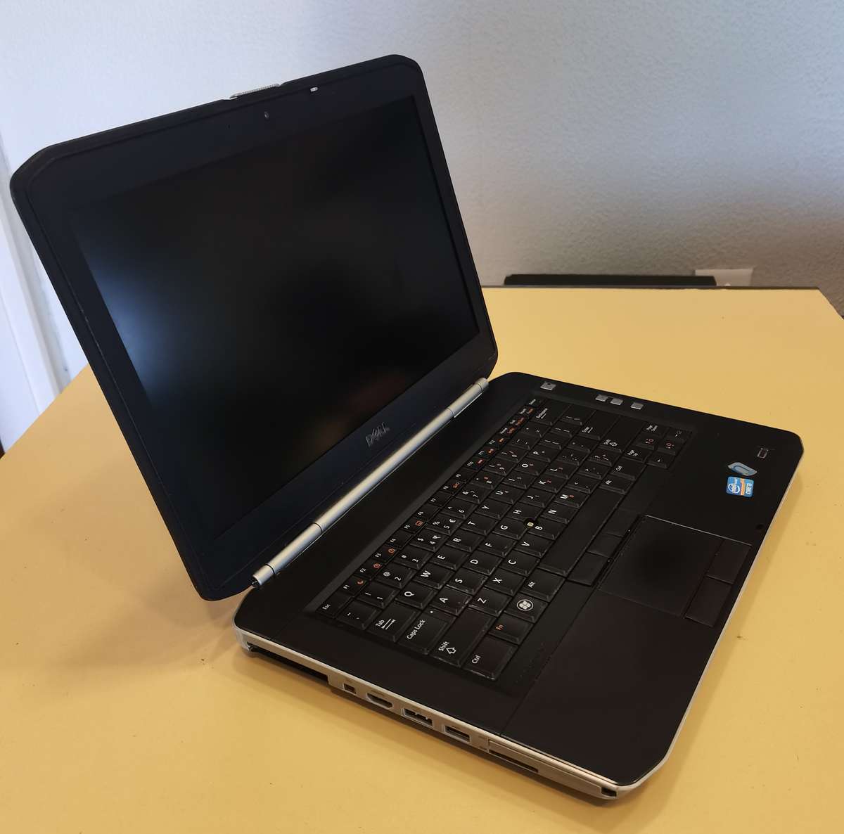 Dell Latitude n Series - Intel Core i3-2350M @ 2.30GHz - 4GB RAM - 500GB HDD - Brand New Battery