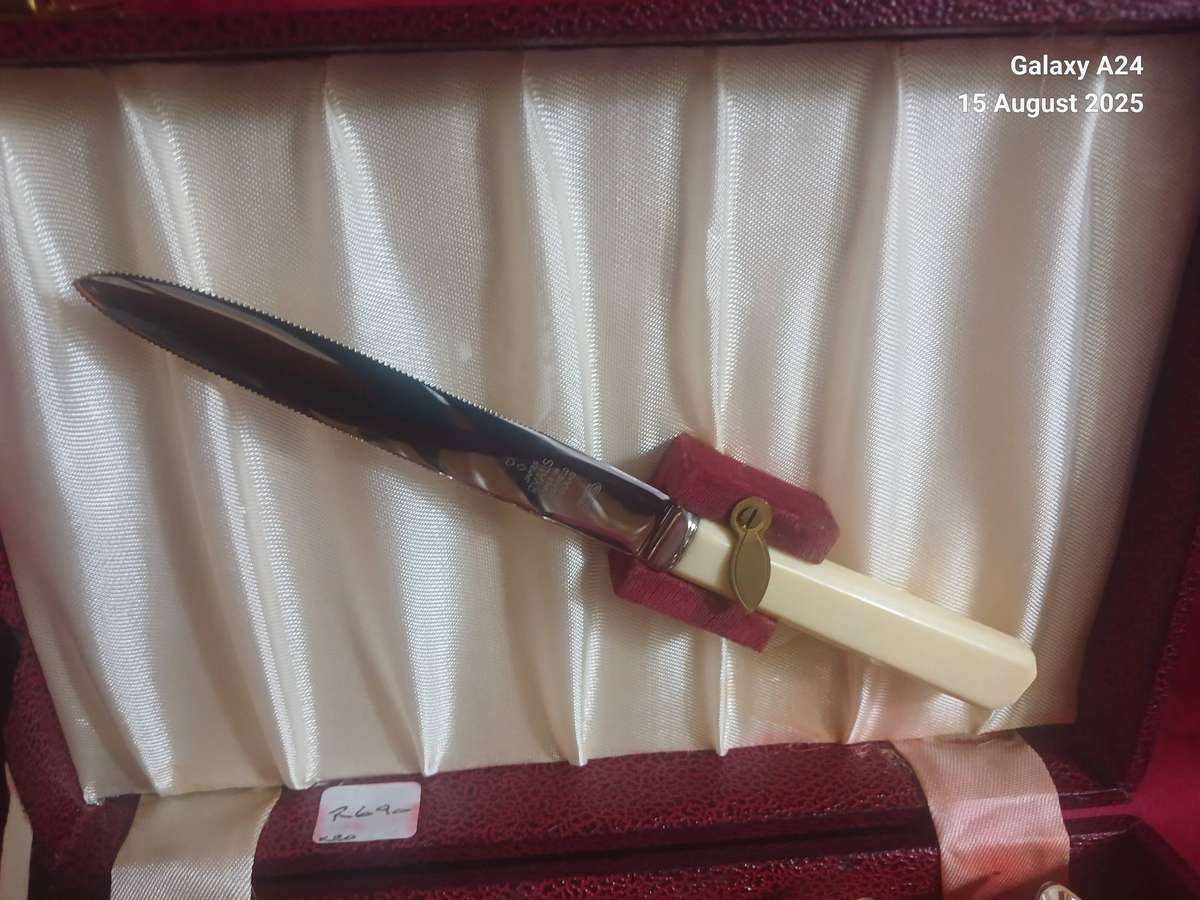 Boxed silver plated grapefruit set