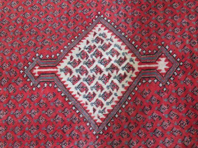 A Persian hand knotted Sarab rug
