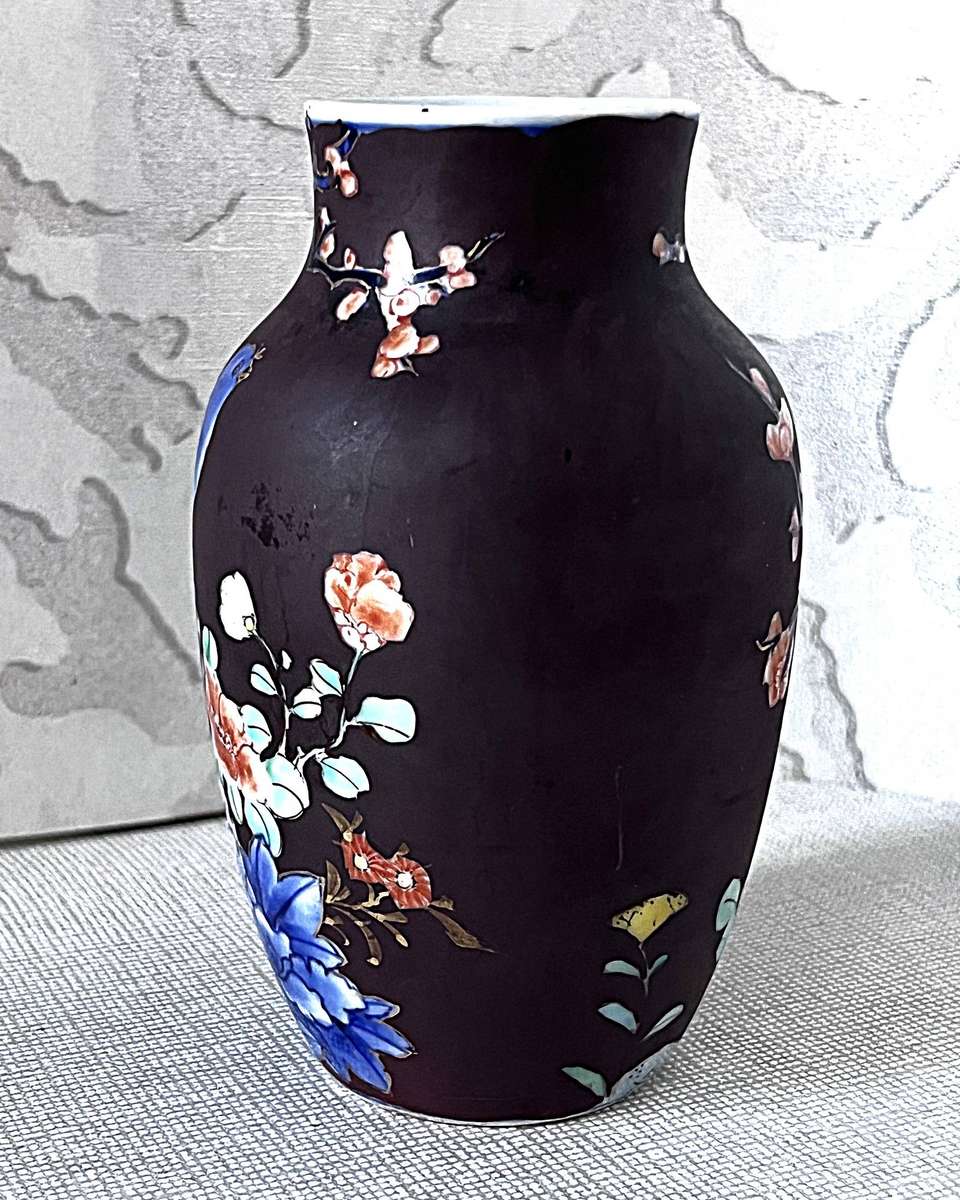 Exquisite Koransha Kinrande Porcelain Bud Vase featuring a Rich, Dramatic Matte Black