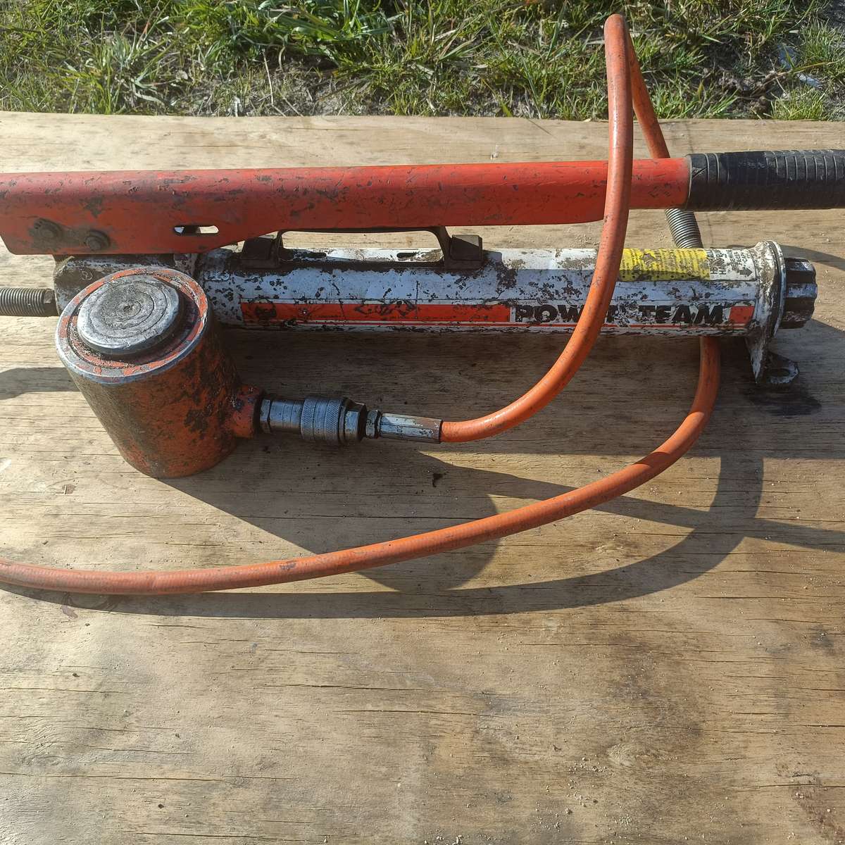 Hydraulic pack with 30 ton jack