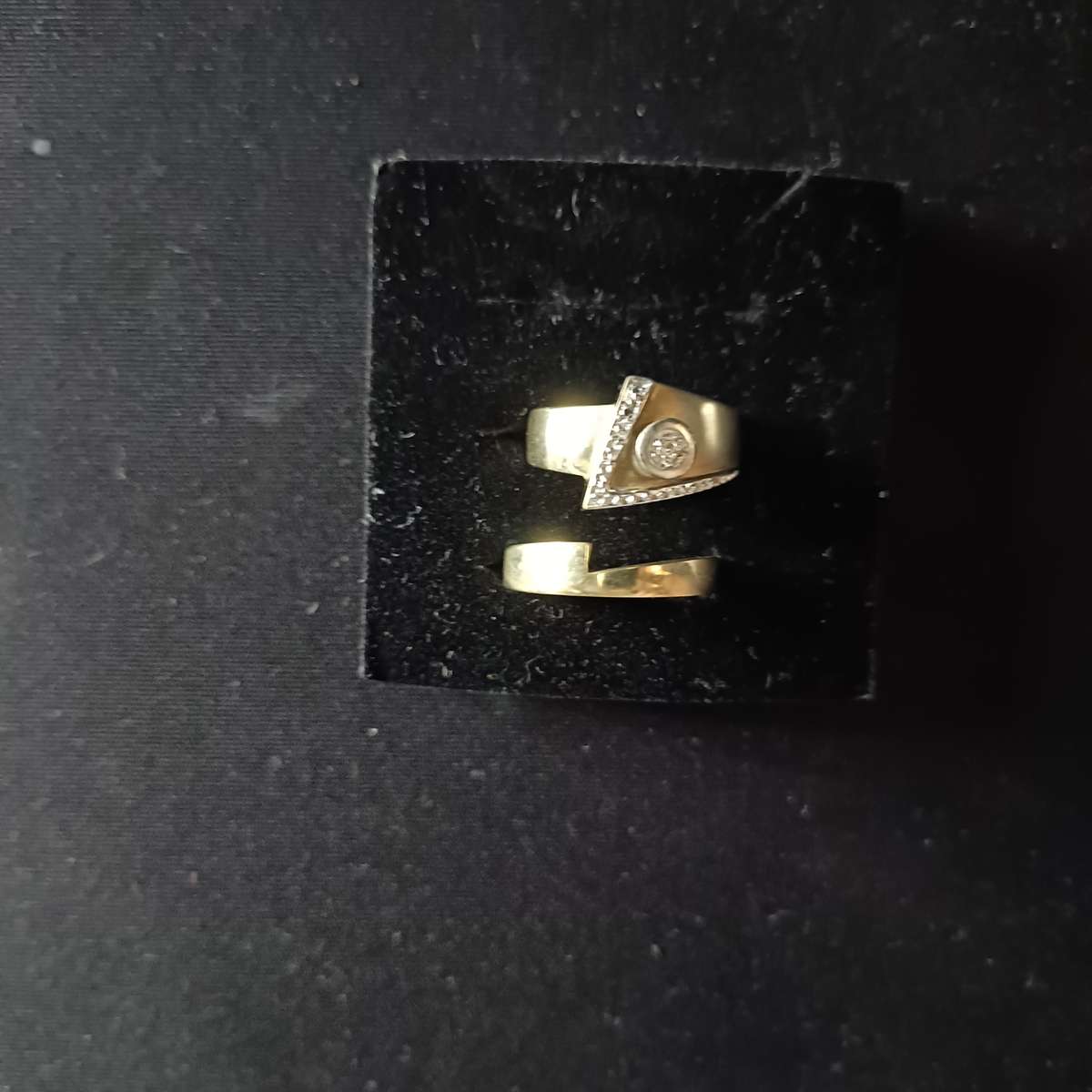 9ct Solid Gold ring pair 7.7 grams