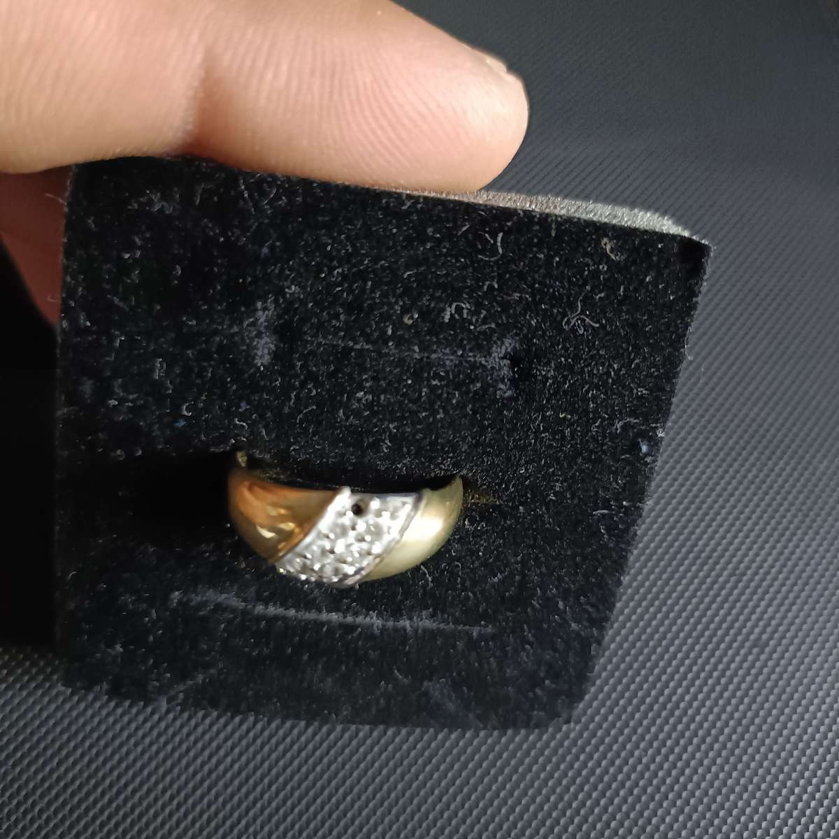 9ct Solid Gold Diamond Ring 2.6 grams