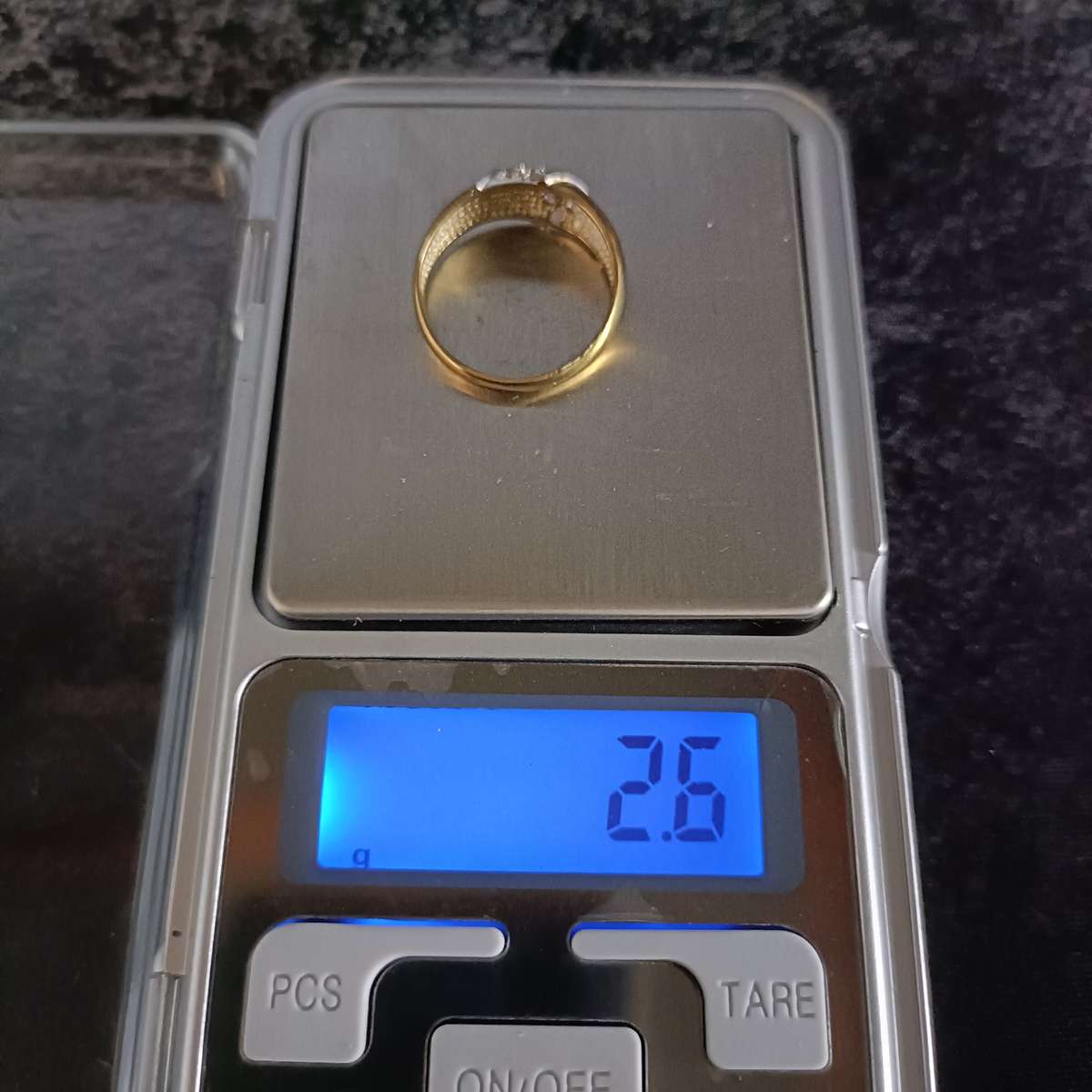 9ct Solid Gold Diamond Ring 2.6 grams