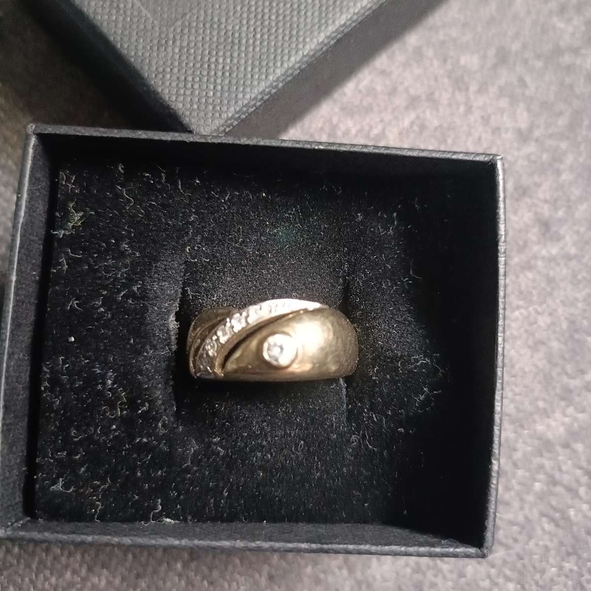 9ct Solid Gold Diamond Ring 4.1 grams