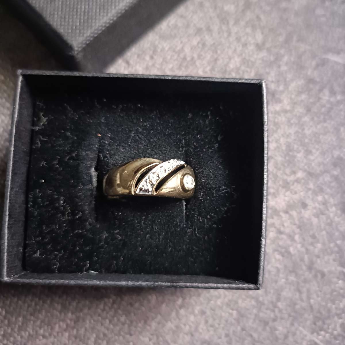 9ct Solid Gold Diamond Ring 4.1 grams