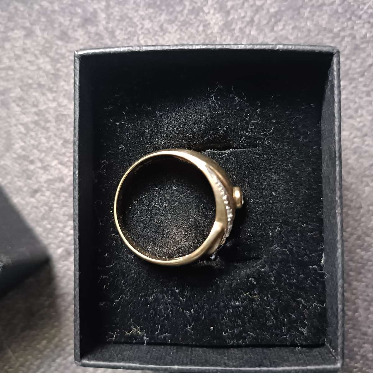 9ct Solid Gold Diamond Ring 4.1 grams