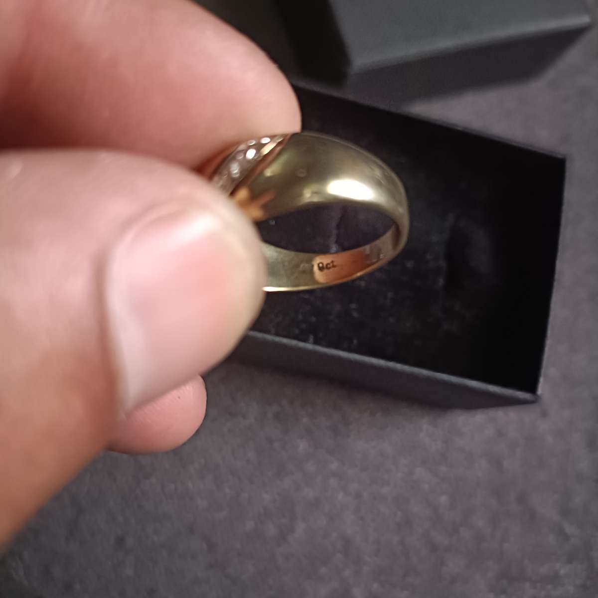 9ct Solid Gold Diamond Ring 4.1 grams