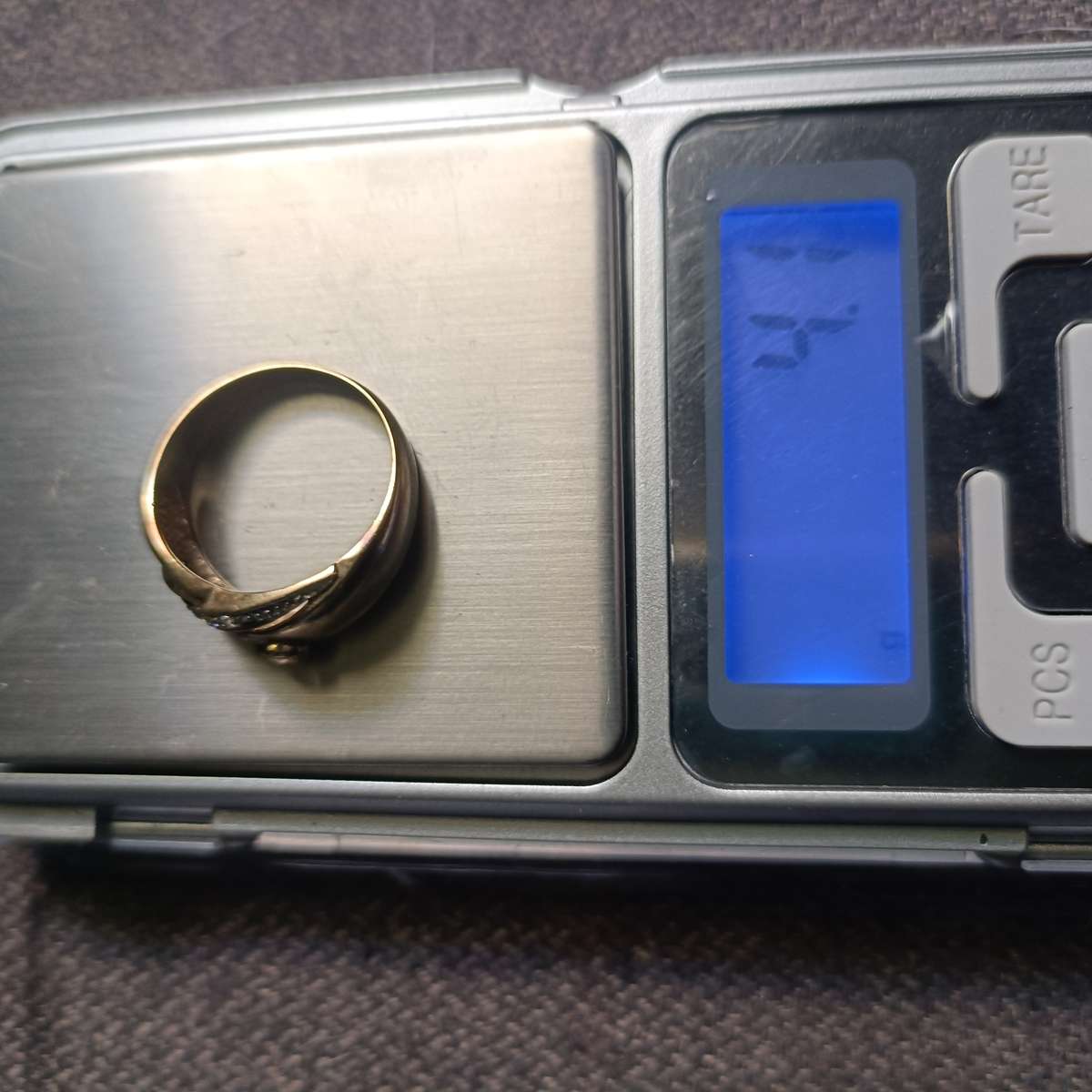 9ct Solid Gold Diamond Ring 4.1 grams