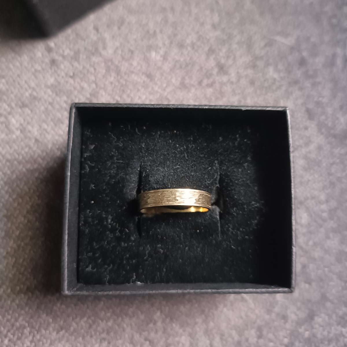 9ct Solid Gold  Ring 1.9 grams