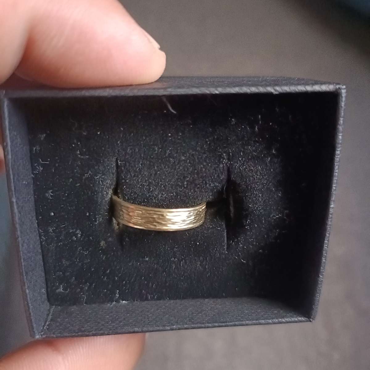 9ct Solid Gold  Ring 1.9 grams