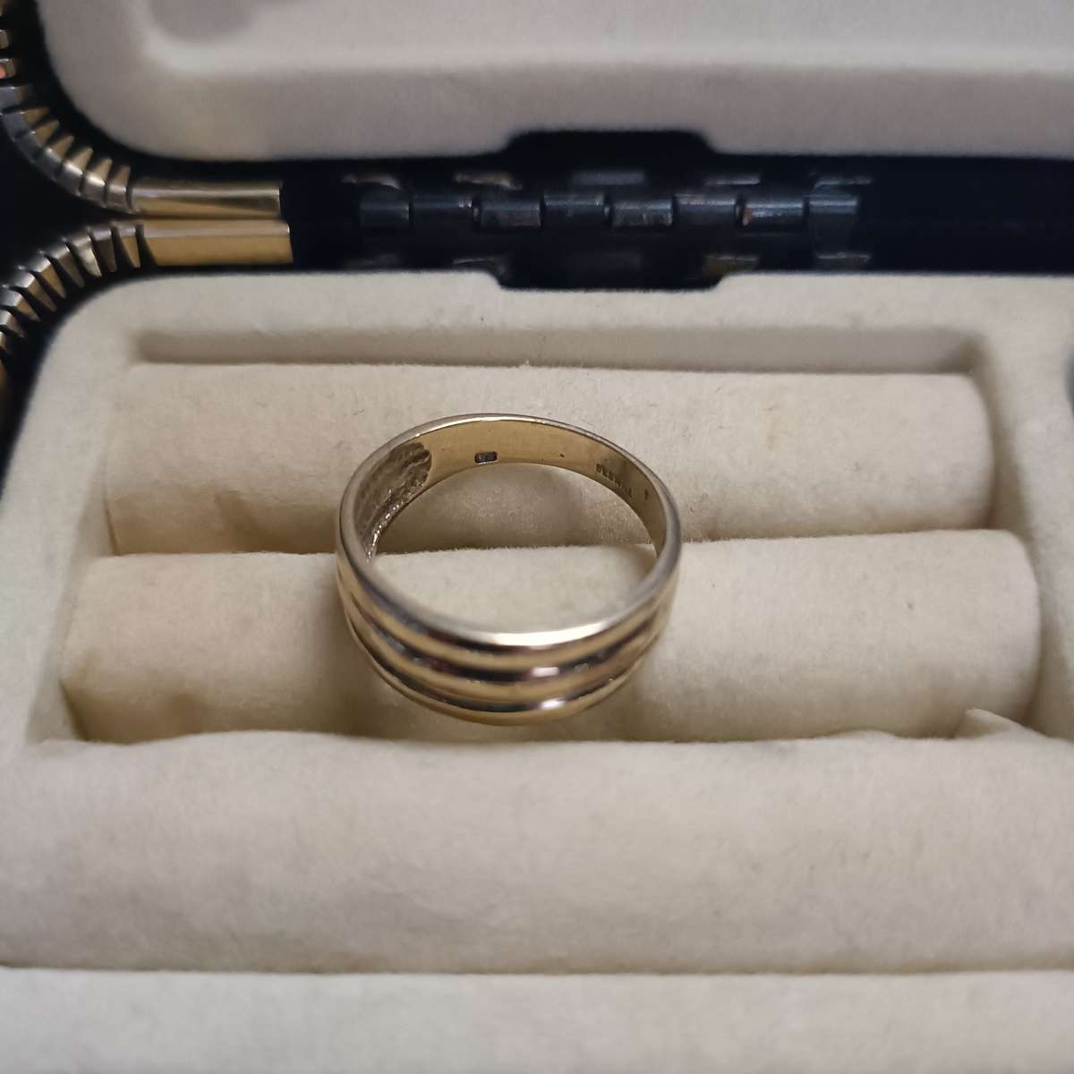 9ct Solid Gold Ring 3.1 grams