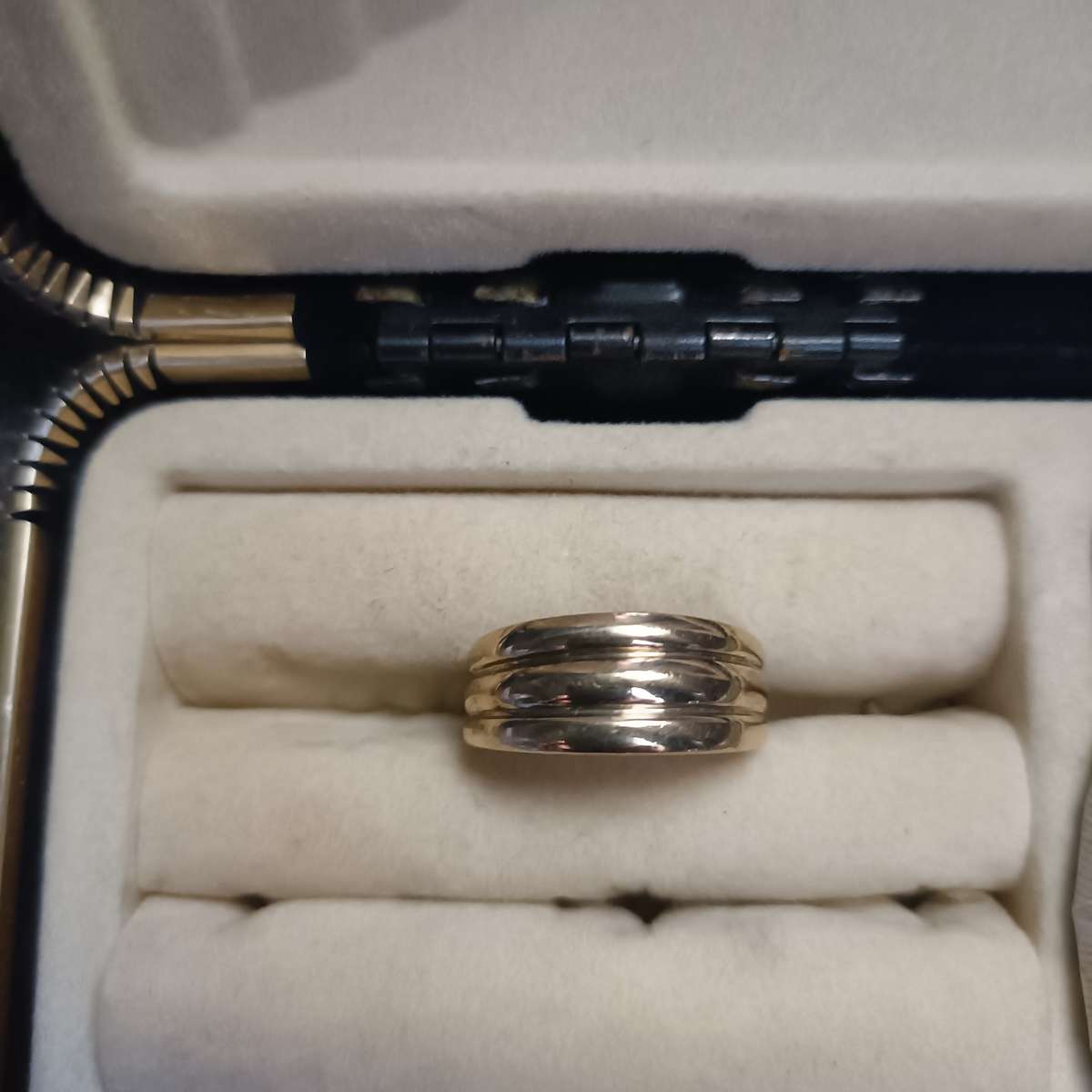 9ct Solid Gold Ring 3.1 grams