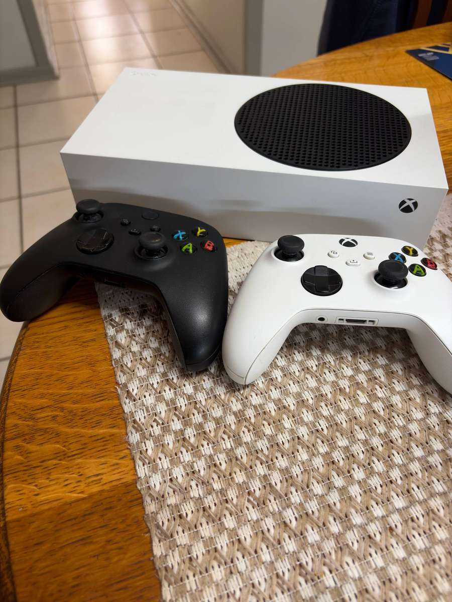 Xbox Series S  Excellent Condition | 2 Controllers | Box & Accessories Included
