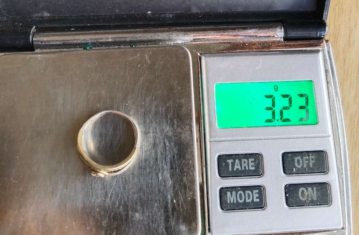 Beautiful 9ct gold and Sterling silver ladies ring. 3.23 grams.