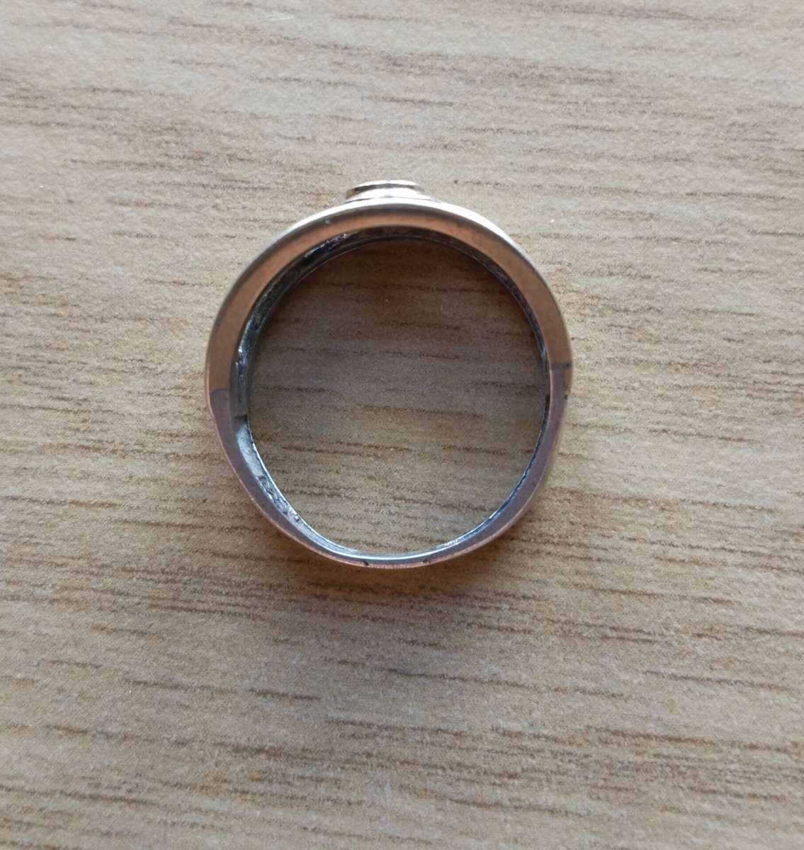 Beautiful 9ct gold and Sterling silver ladies ring. 3.23 grams.